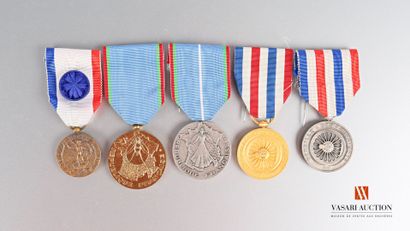 null Ordres et décorations : médaille des cheminots, échelon argent, attribuée en...