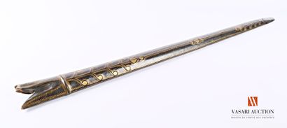 null Fourreau pour un sabre droit de type oriental, cuir repoussé et cousu, bouterolle...