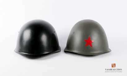 null Deux casques type Pacte de Varsovie : un kaki avec étoile rouge et un noir,...