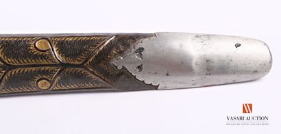 null Fourreau pour un sabre droit de type oriental, cuir repoussé et cousu, bouterolle...