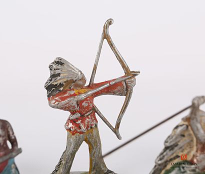 null soldats-figurines type Quiralu aluminium : indiens, 10 personnages et un traineau,...