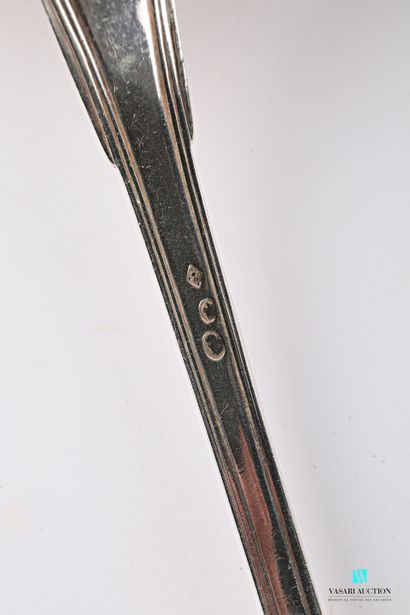 null Louche en argent (1798-1809), le manche orné de filet présente un chiffre dans...