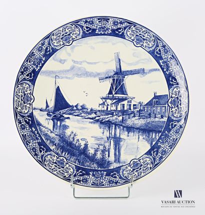 null Plat en faïence de Delft au décor en camaïeux bleu figurant un moulin au bord...