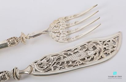 null Fish serving utensil, the handle in filled silver decorated with a figure with...