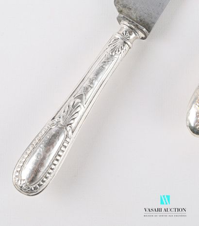 null Silver pie server, the handle filled with a fall of acanthus leaves and a blind...