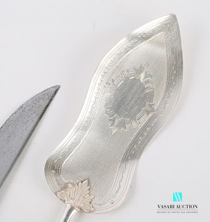 null Silver pie server, the handle filled with a fall of acanthus leaves and a blind...