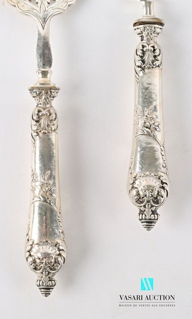 null Fish serving utensil, the handle in filled silver decorated with a figure with...