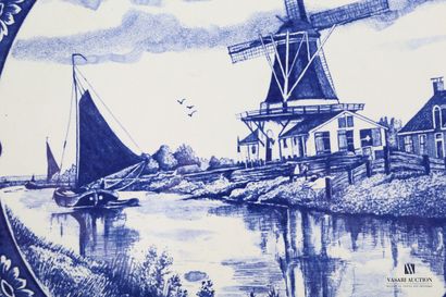null Plat en faïence de Delft au décor en camaïeux bleu figurant un moulin au bord...