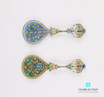 null Pair of silver spoons, the spoon of balloon shape is decorated with a rich decoration...