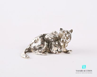 null Silver subject representing a cat with its paw raised.

Length : 5,8 cm - Weight...