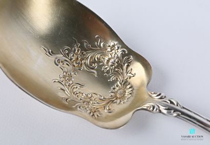 null Cuillère à crème en argent et argent doré, le manche ourlé d'une fleurs sur...