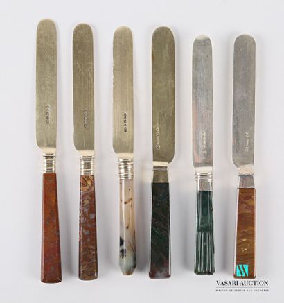 null Set of 4 fruit knives, the handles in hard stones, the blades in silver 

English...