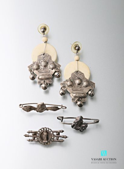 null Silver-plated lot including a pair of earrings for ears of form chantournée...