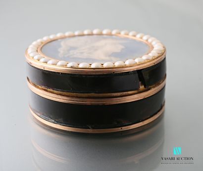 null Round box in pink gold 750 thousandths and tortoiseshell, the lid decorated...