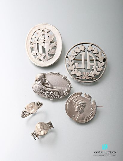 null Silver lot including two brooches decorated with a figure in their center, two...