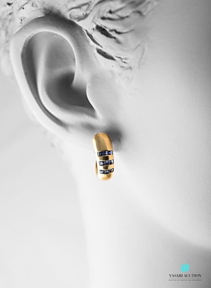 null Poiray, paire de clips d'oreilles en or jaune 750 millièmes en forme de demi-créoles...