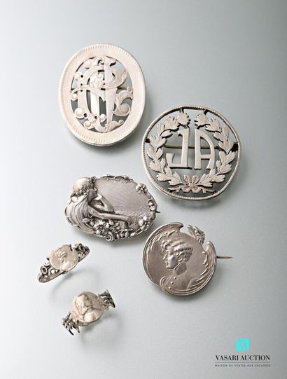 null Silver lot including two brooches decorated with a figure in their center, two...