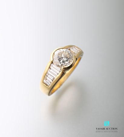 null Yellow gold ring 750 thousandth set with a central brilliant with four baguette...