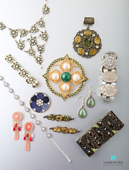 null Un lot de bijoux fantaisie en métal ornés de perles et pierres d'imitation :...