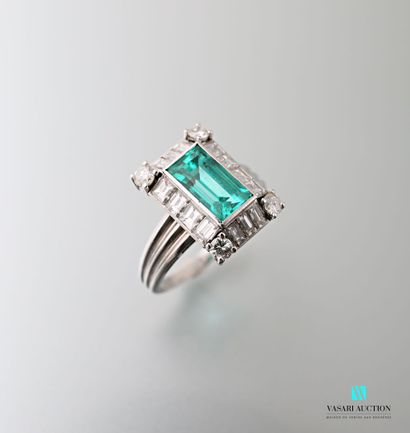 null Art Deco ring in platinum 850 thousandth set with a central rectangular emerald...