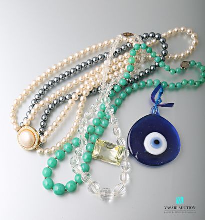null Lot de bijoux fantaisie : un collier de perles de pâte de verre imitant le jade,...