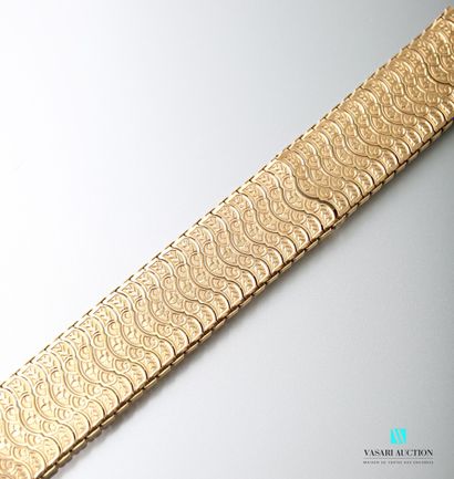 null Bracelet souple en or jaune 750 millièmes, mailles en accolade à décor ciselé...
