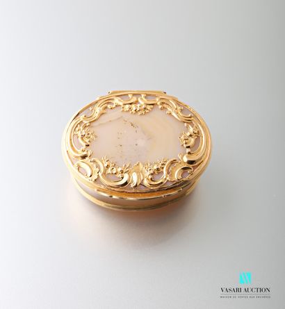 null Small agate snuffbox, yellow gold setting 750 thousandths with Louis XV style...