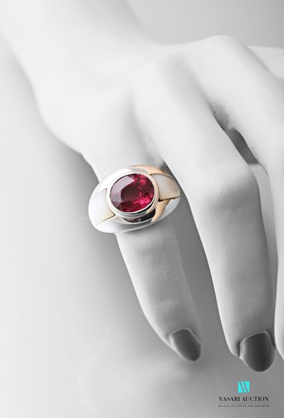 null Bague dôme en or gris 750 millièmes sertie d'une rubellite centrale épaulée...