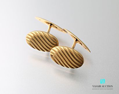 null Pair of cufflinks in yellow gold 750 thousandths decorated with oval medallions...