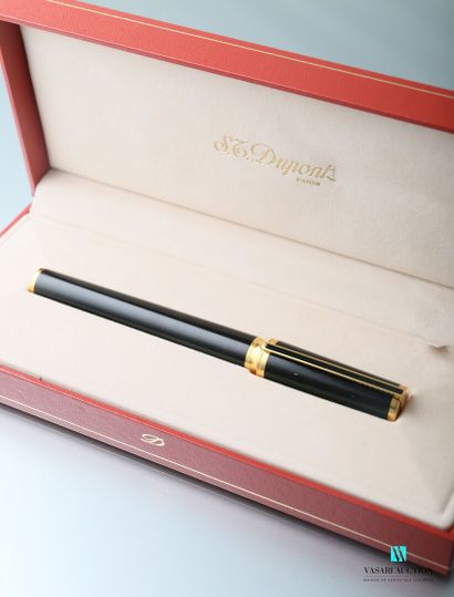 null DUPONT 

Fountain pen in black and gold lacquer, the screw cap.

In its cas...