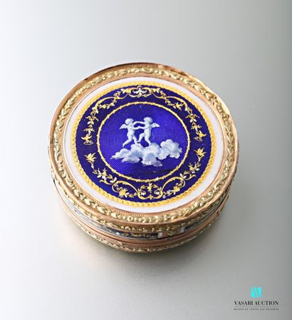  Small round box in gold 750 thousandths of three tones, the lid and the bottom with...