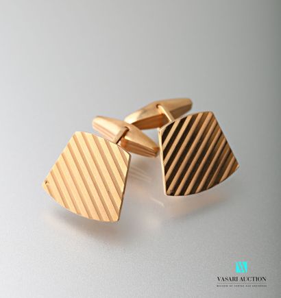 null Pair of gold cufflinks 750 thousandths of trapezoidal form with decoration of...