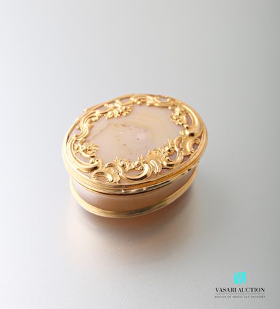 null Small agate snuffbox, yellow gold setting 750 thousandths with Louis XV style...