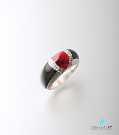 null Bague jonc en or gris 750 millièmes à décor d'émail rouge et noir et de deux...