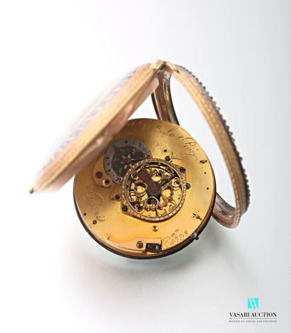 null Une montre de poche en métal doré, le dos agrémenté d'un émail peint figurant...
