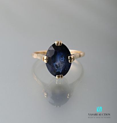 null Yellow gold ring 750 thousandths decorated with a synthetic oval sapphire in...