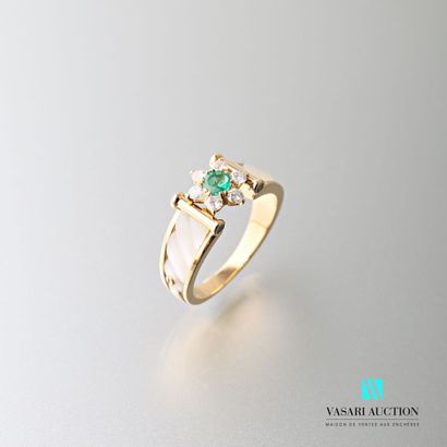 null Yellow gold ring 750 thousandths, the center with floral design formed by a...