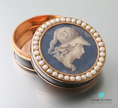  Round box in pink gold 750 thousandths and tortoiseshell, the lid decorated with...