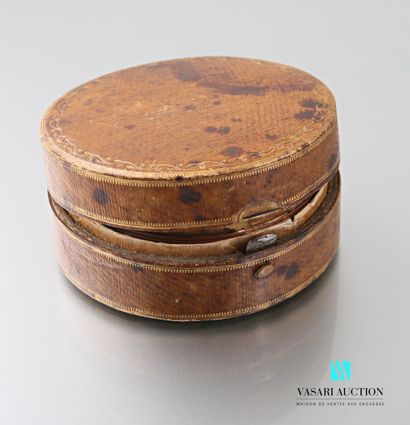  Round box in pink gold 750 thousandths and tortoiseshell, the lid decorated with...