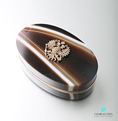 null Oval snuffbox in brown and white zoned agate, the lid decorated with the Russian...