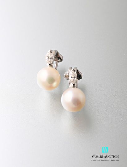 null Pair of earrings in white gold 750 thousandths adorned with a cultured pearl...