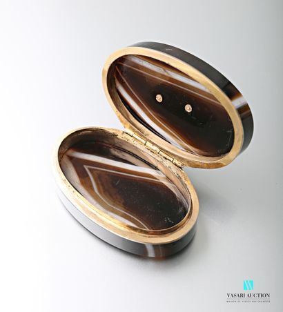 null Oval snuffbox in brown and white zoned agate, the lid decorated with the Russian...