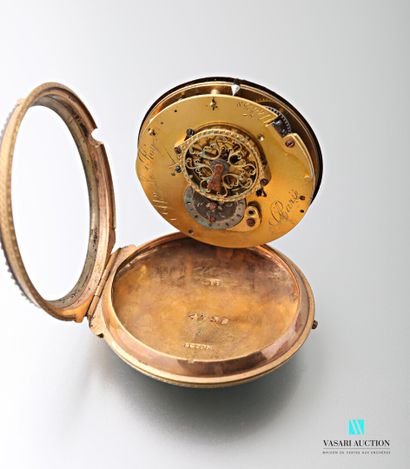 null Une montre de poche en métal doré, le dos agrémenté d'un émail peint figurant...