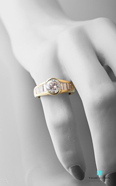 Yellow gold ring 750 thousandth set with...