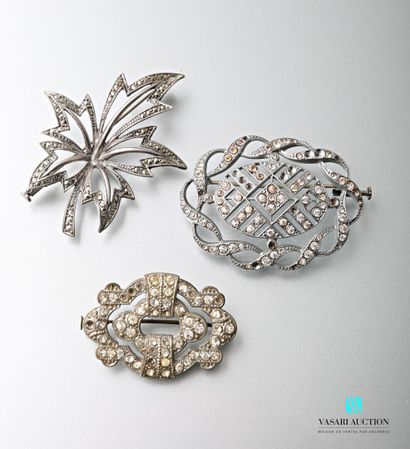 null Three fancy openwork silver brooches paved with imitation white stones (mis...