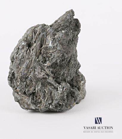 null Fragment of rock with strands of silver ore.

Height : 9 cm 9 cm - Length :...