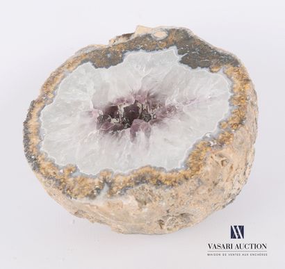 null Half geode presenting a mineral of violet and white colors.

Height : 6 cm 6...