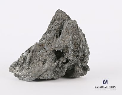 null Fragment de roche présentant des brins de minerai argentés.

Haut. : 9 cm -...