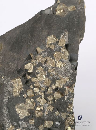 null Fragment of rock with golden ore chips.

Height : 8 cm 8 cm - Length : 15 cm...