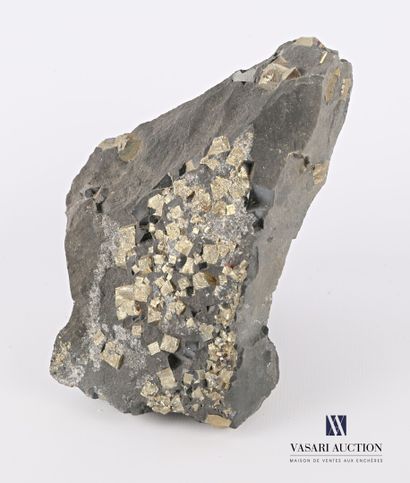 null Fragment de roche présentant des éclats de minerai dorés.

Haut. : 8 cm - Long....